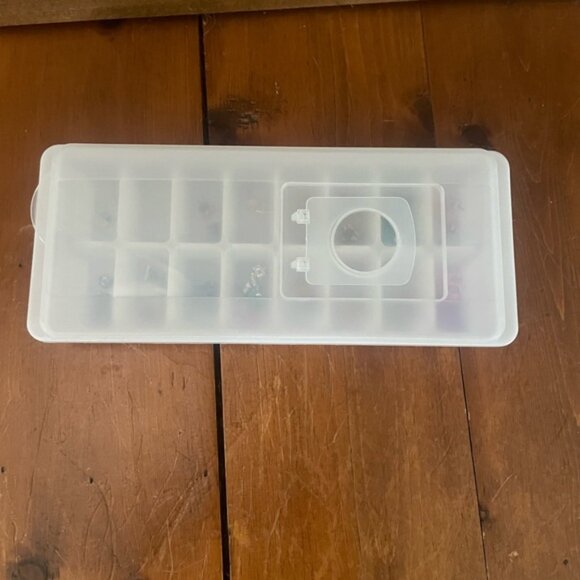 25 Girls Pierced Earrings in Case - Picture 3 of 9